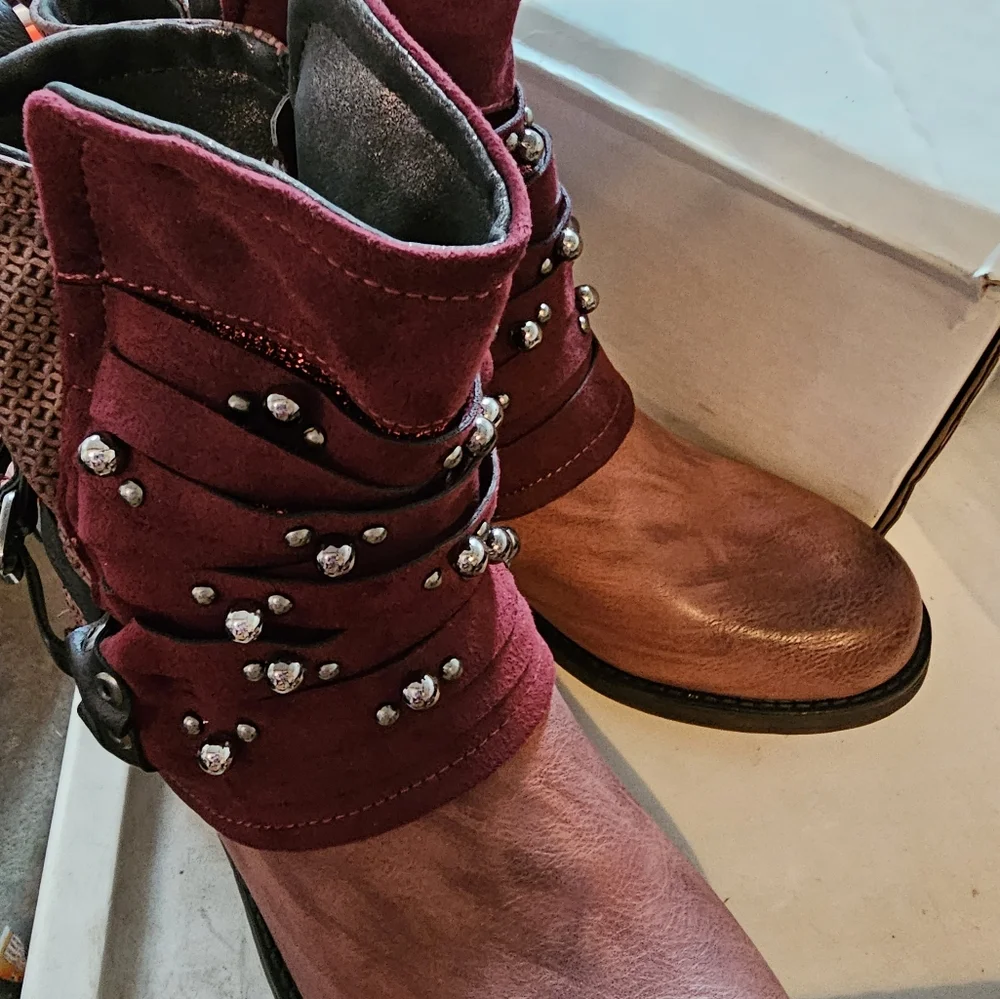 Ankle height red boots, barely worn - Picture 1 of 7